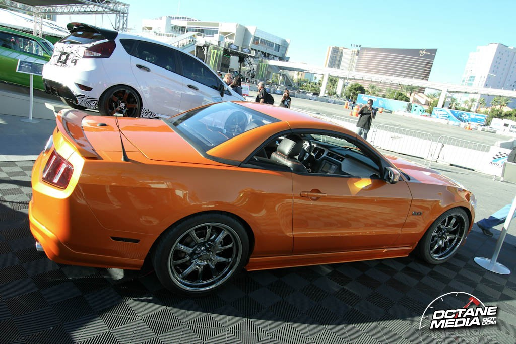  SEMA Mustang GT convertible con techo rígido único en su clase.
