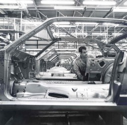 1964MustangAssemblyLine-3