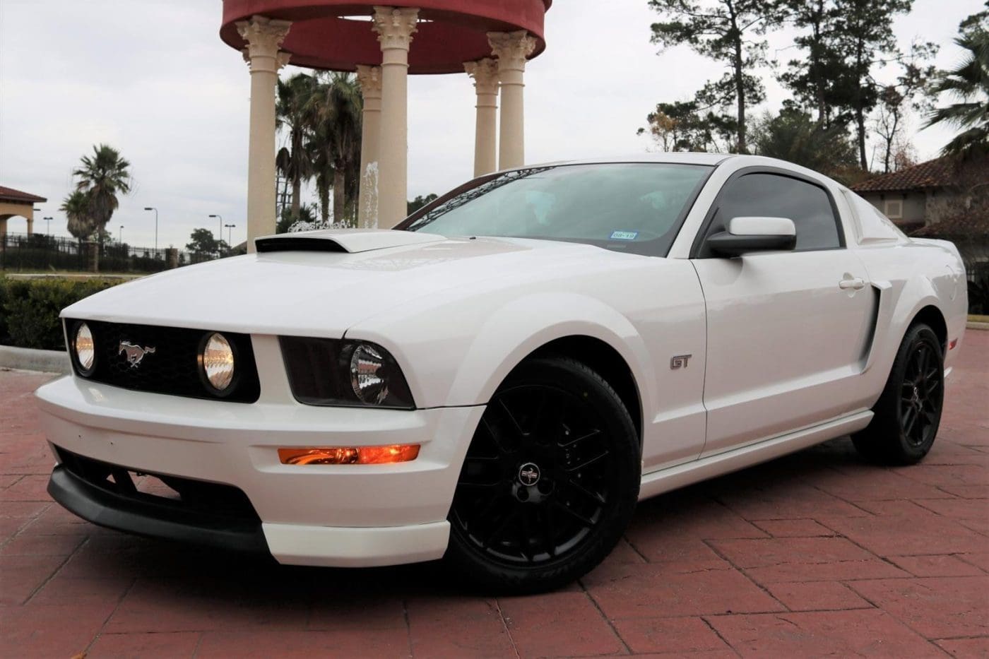 Performance White 2006 Ford Mustang