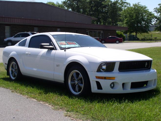 Performance White 2005 Ford Mustang