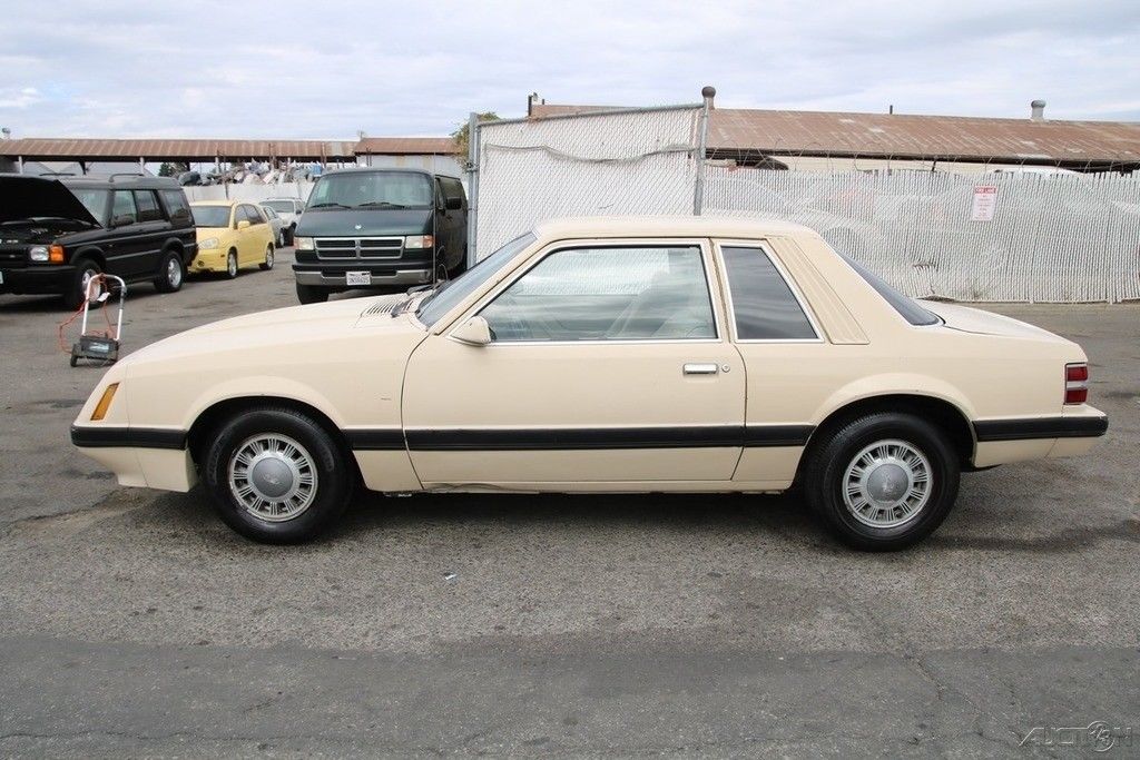 Sand Beige 1986 Ford Mustang