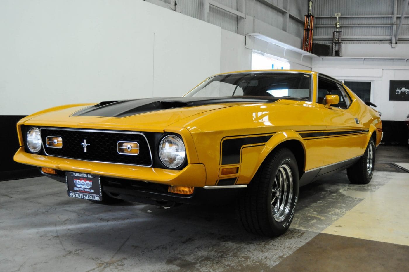 Medium Yellow Gold 1971 Ford Mustang