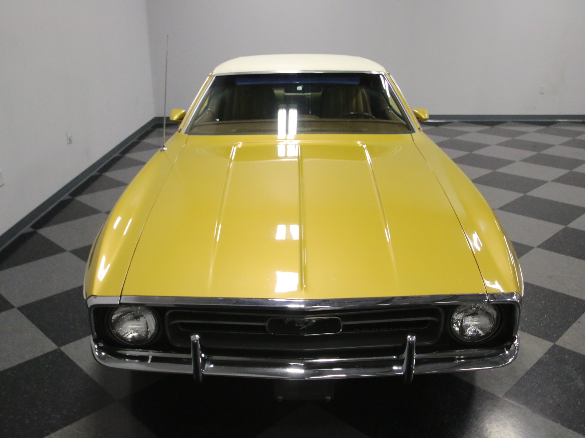 Bright Yellow Gold (Gold Glow) 1972 Ford Mustang