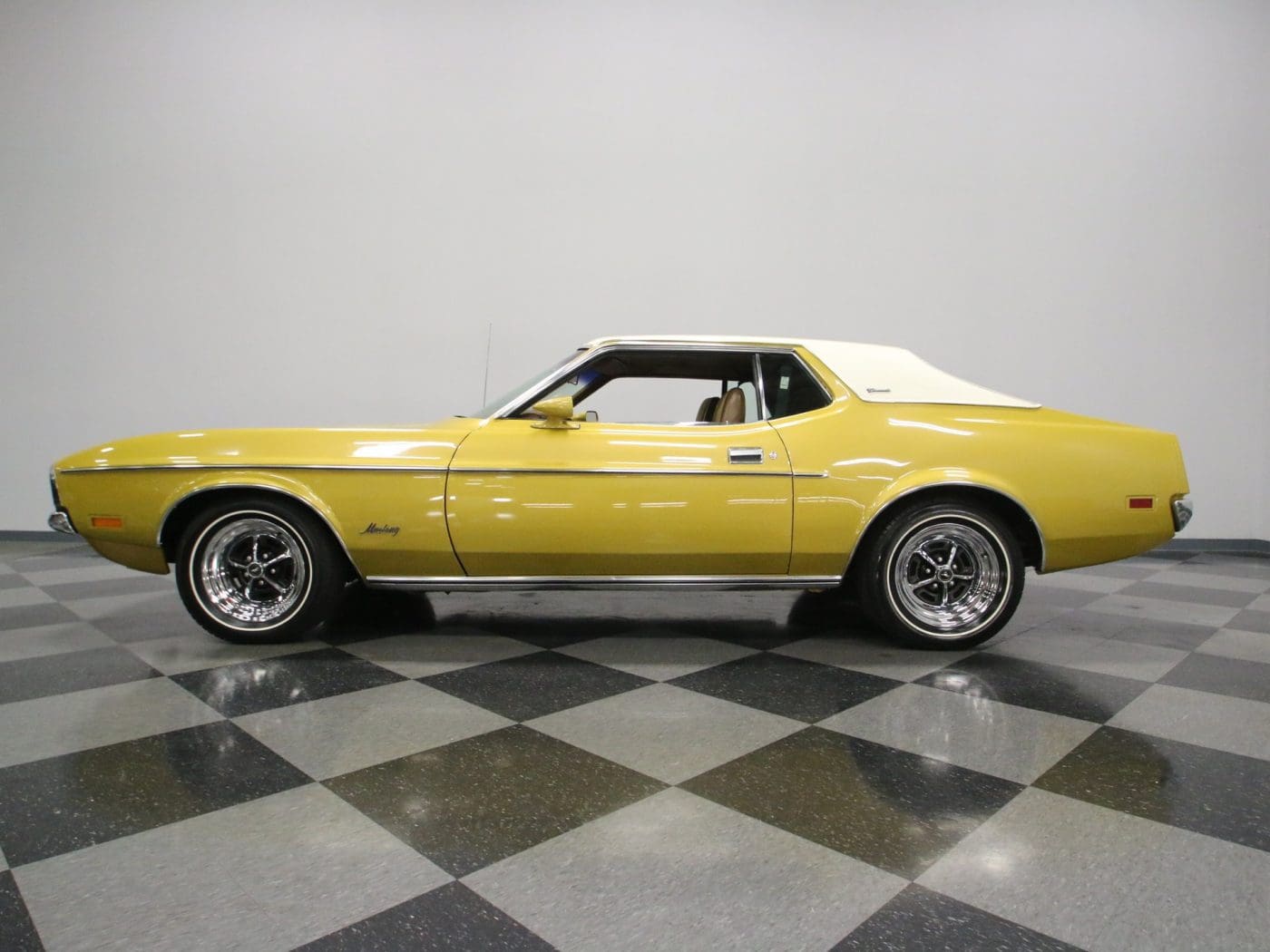 Bright Yellow Gold (Gold Glow) 1972 Ford Mustang