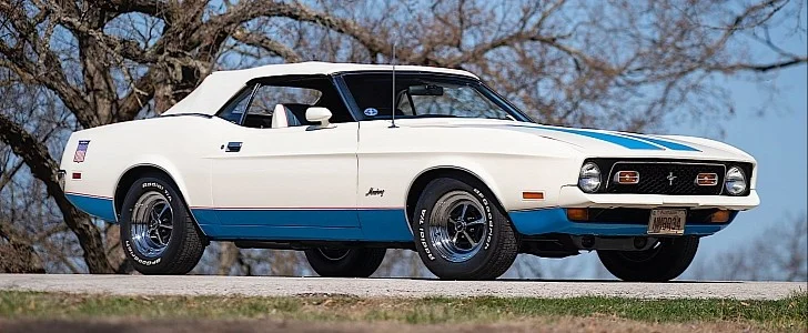 White 1972 Ford Mustang