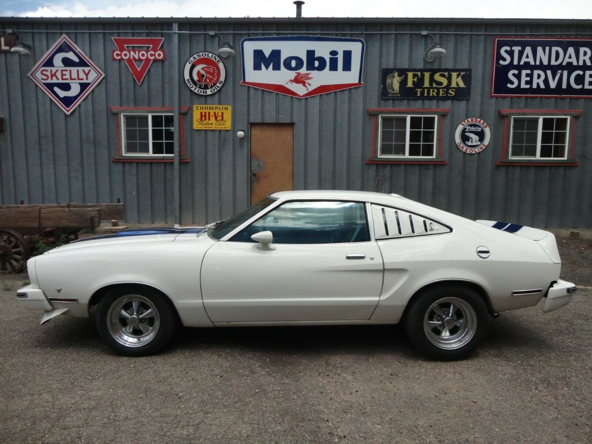 Polar White 1976 Ford Mustang