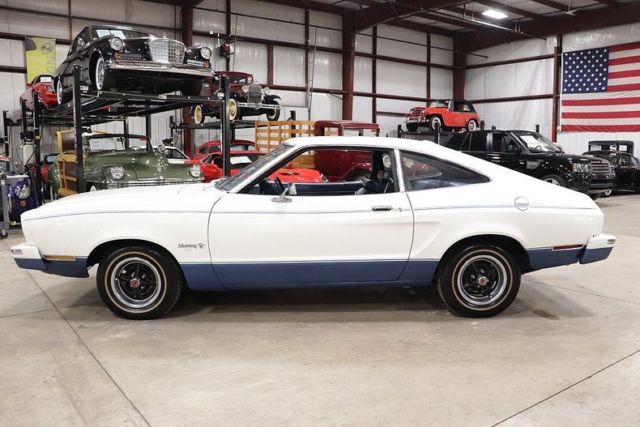 Polar White 1976 Ford Mustang