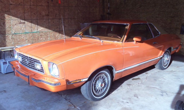 Vista Orange 1977 Ford Mustang