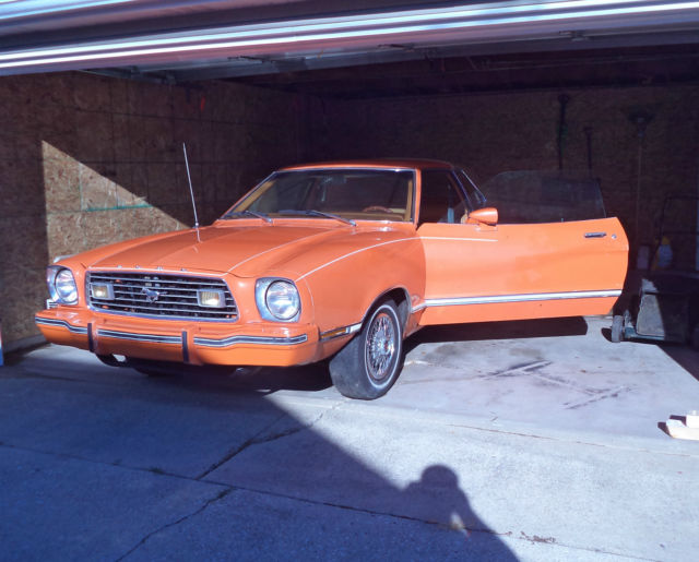 Vista Orange 1977 Ford Mustang