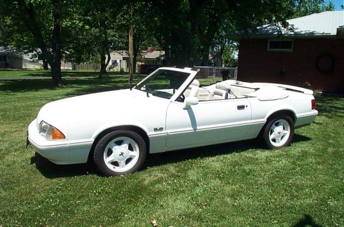 Vibrant White 1993 Ford Mustang