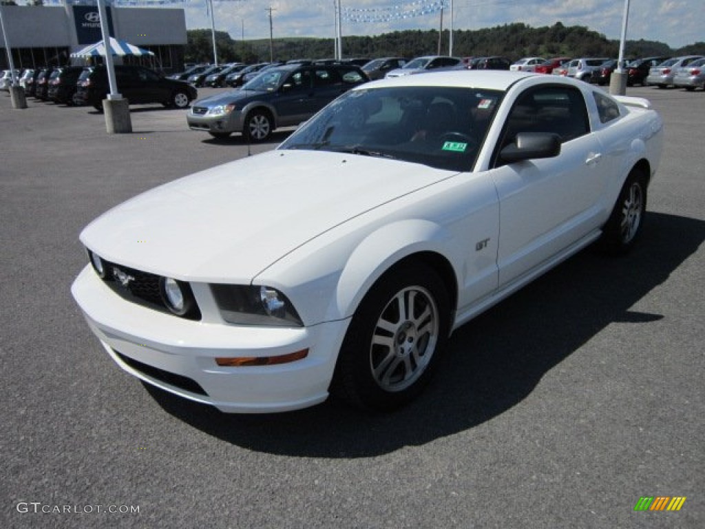 Performance White 2005 Ford Mustang