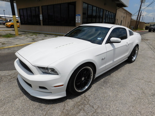 Performance White 2013 Ford Mustang