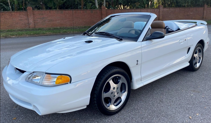 Crystal White 1998 Ford Mustang