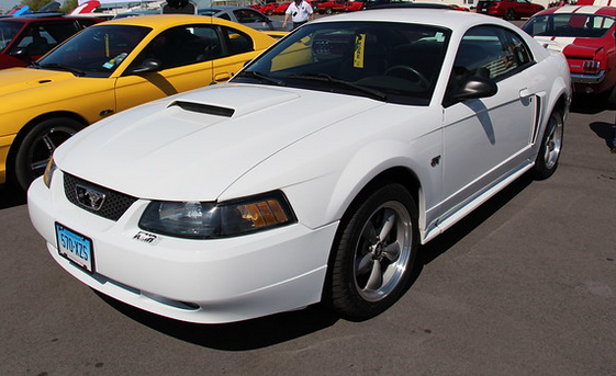 Crystal White 1999 Ford Mustang