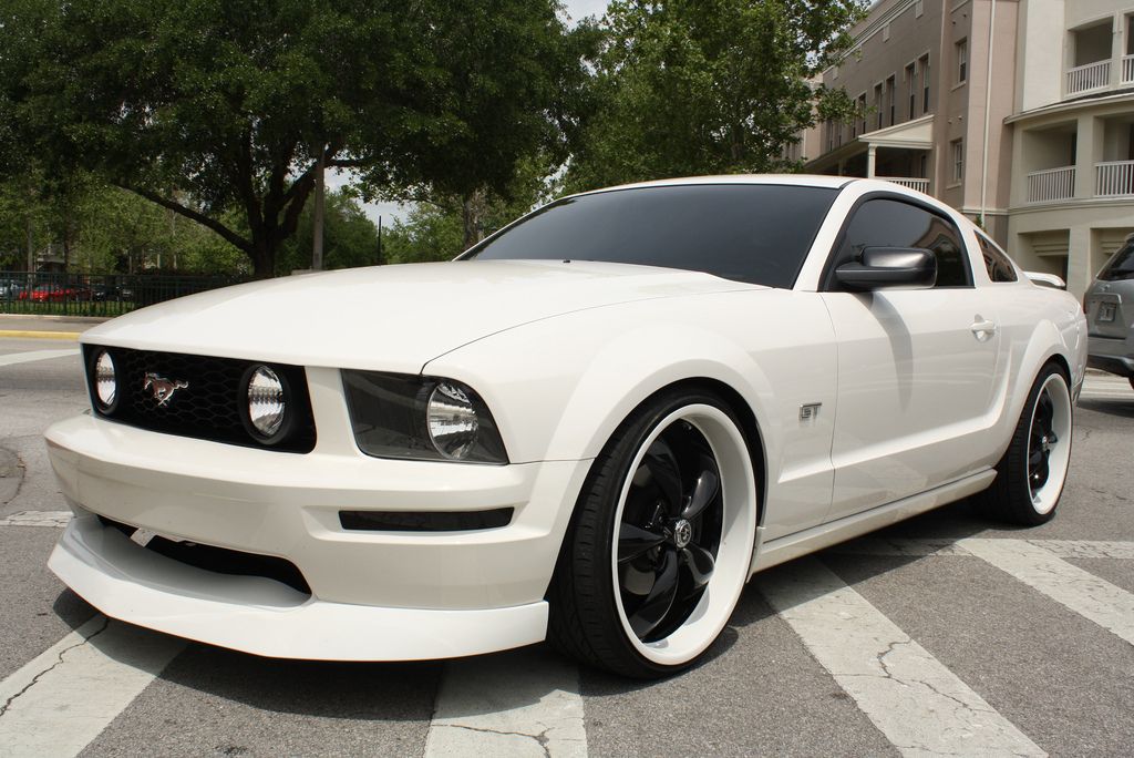 Performance White 2007 Ford Mustang