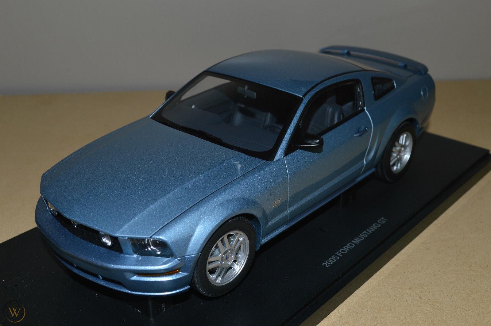 Windveil Blue 2005 Ford Mustang