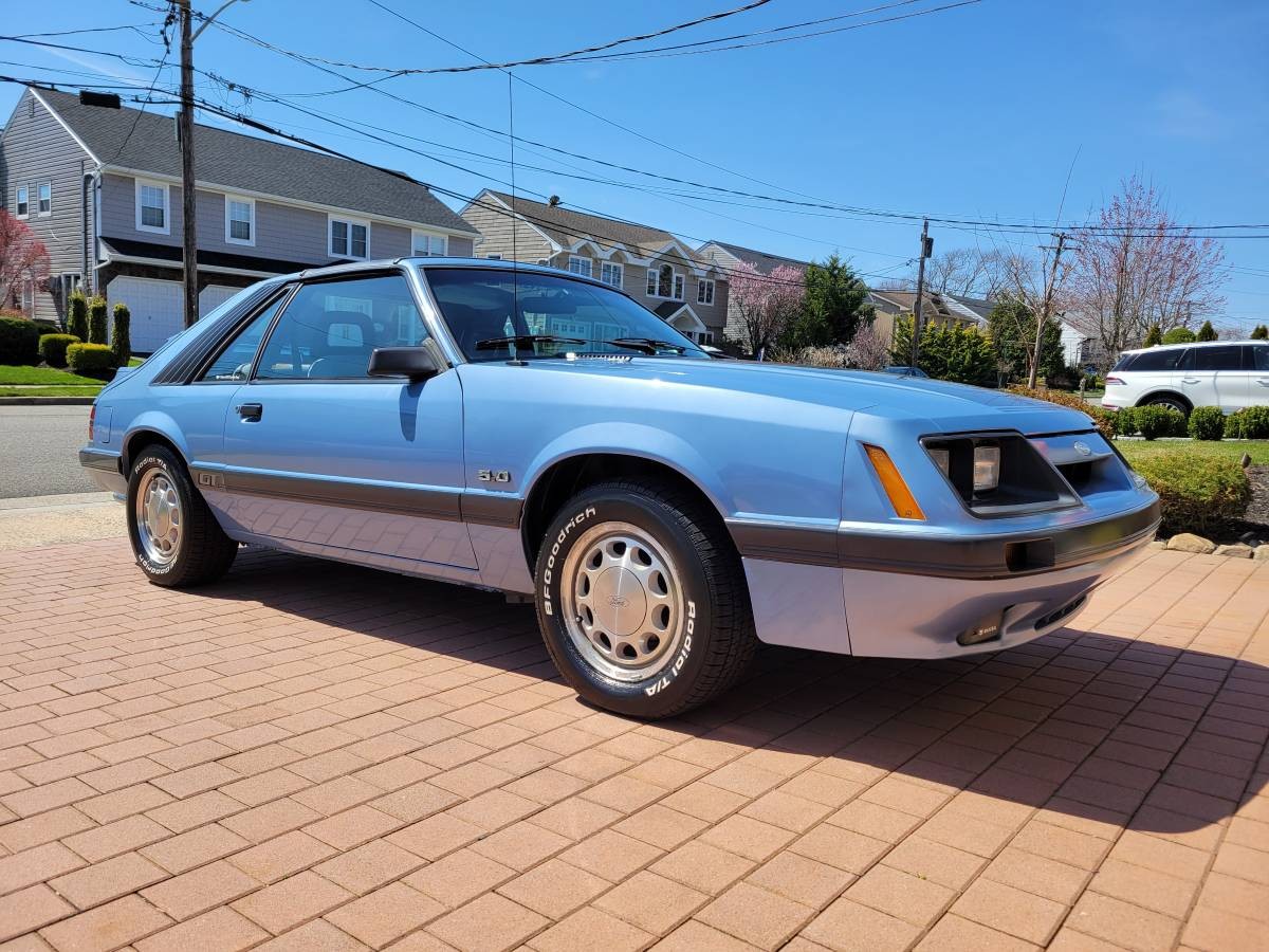 Light Regatta Blue 1985 Ford Mustang