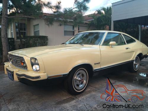Medium Gold (Golden Glow) 1977 Ford Mustang