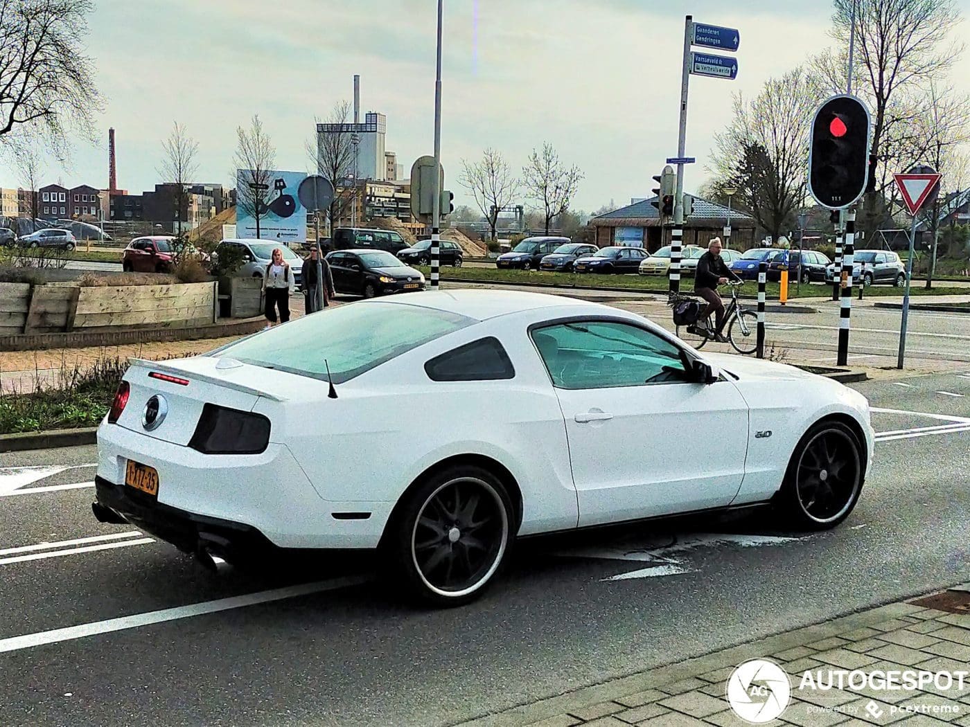 Performance White 2011 Ford Mustang