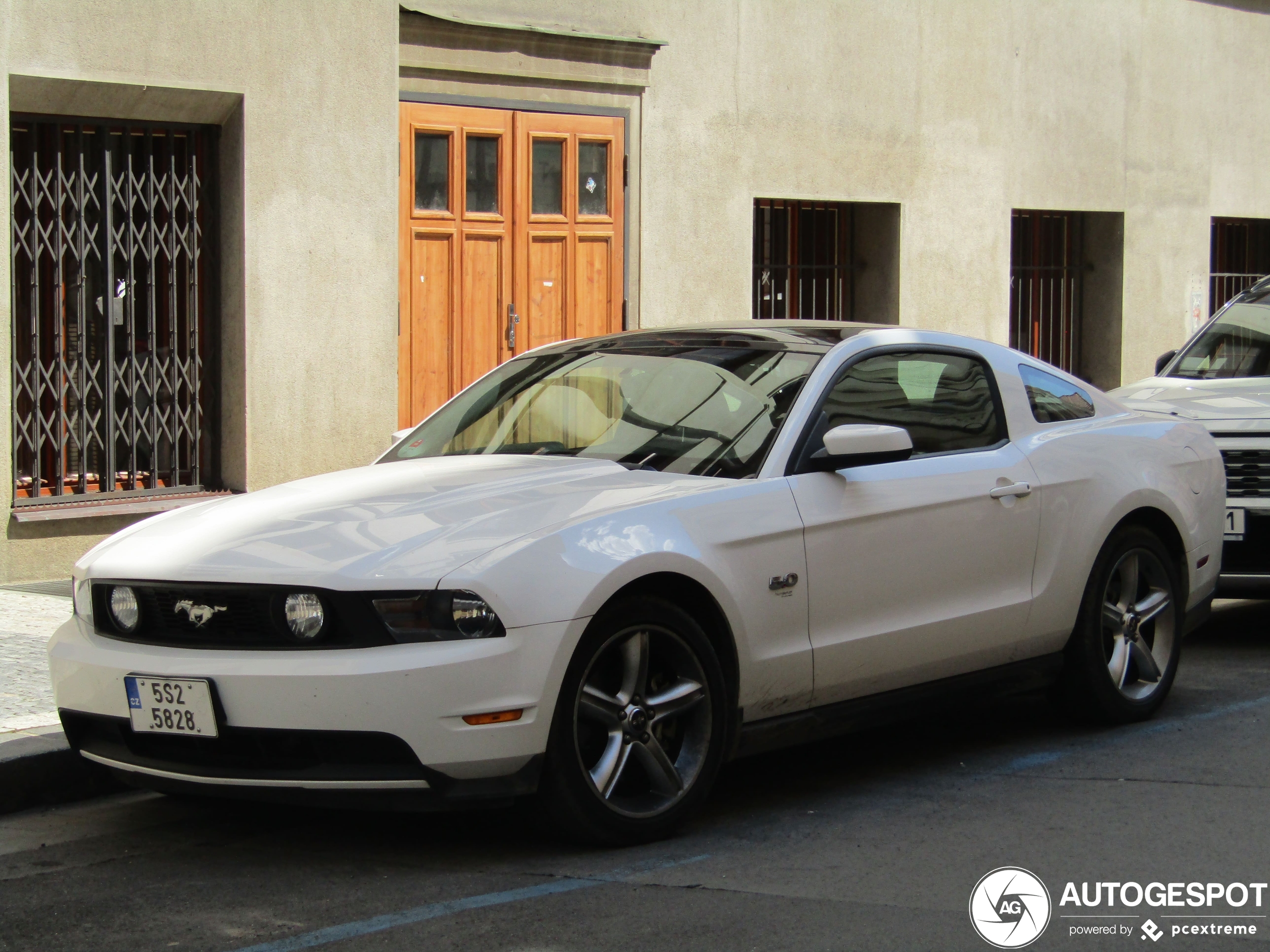 Performance White 2011 Ford Mustang