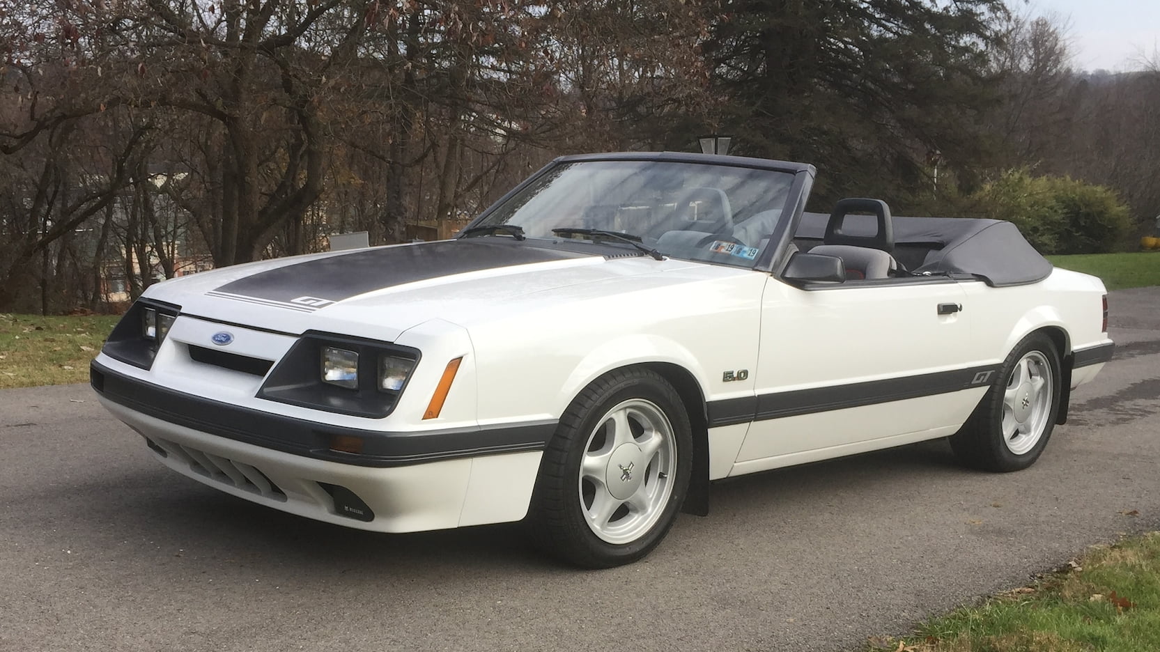 Oxford White 1985 Ford Mustang