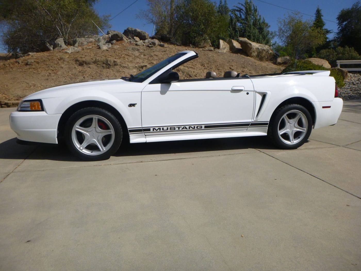 Crystal White 2000 Ford Mustang