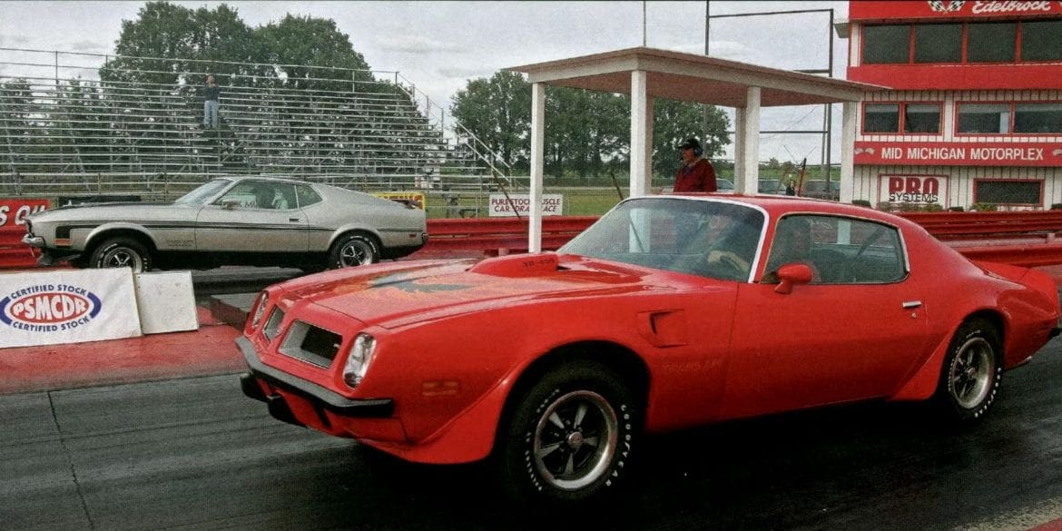 Video: 1971 Ford Mustang Boss 351 vs 1974 Trans Am SD 455 Drag Race