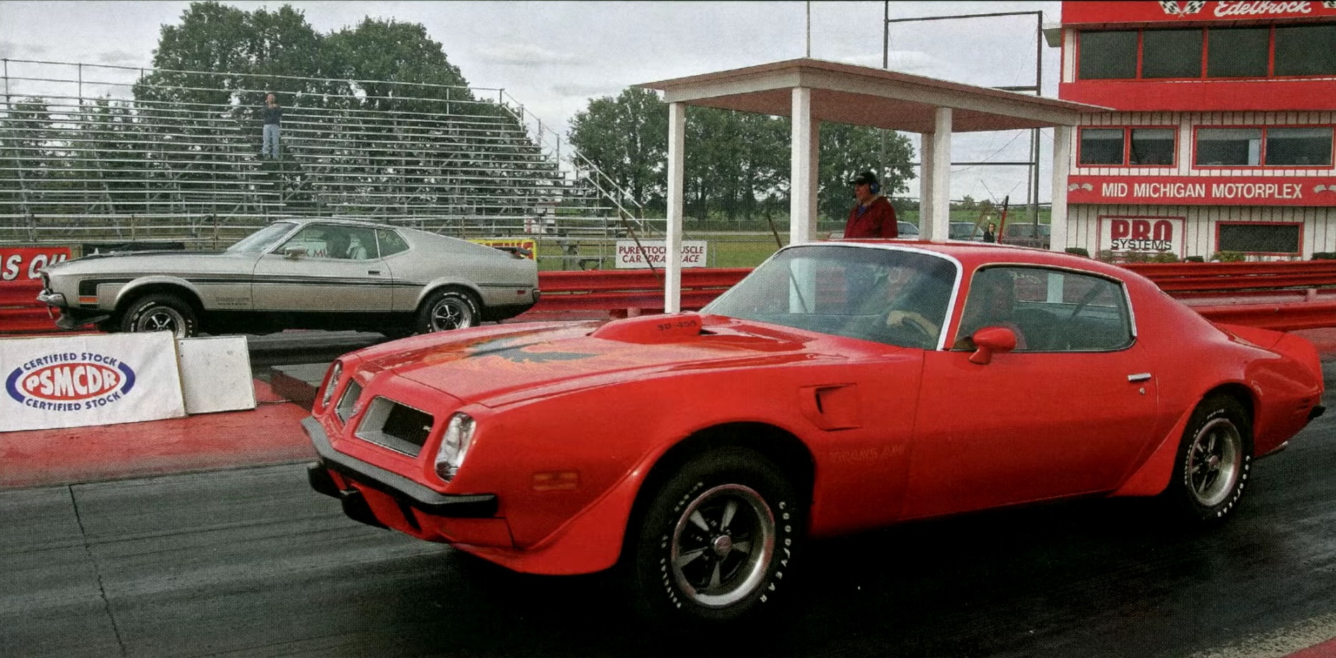 Video: 1971 Ford Mustang Boss 351 vs 1974 Trans Am SD 455 Drag Race