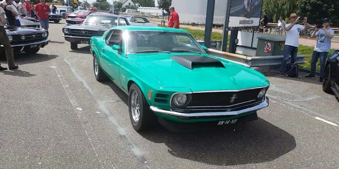 Video: 1970 Ford Mustang Boss 429 Showing Off At A Car Show