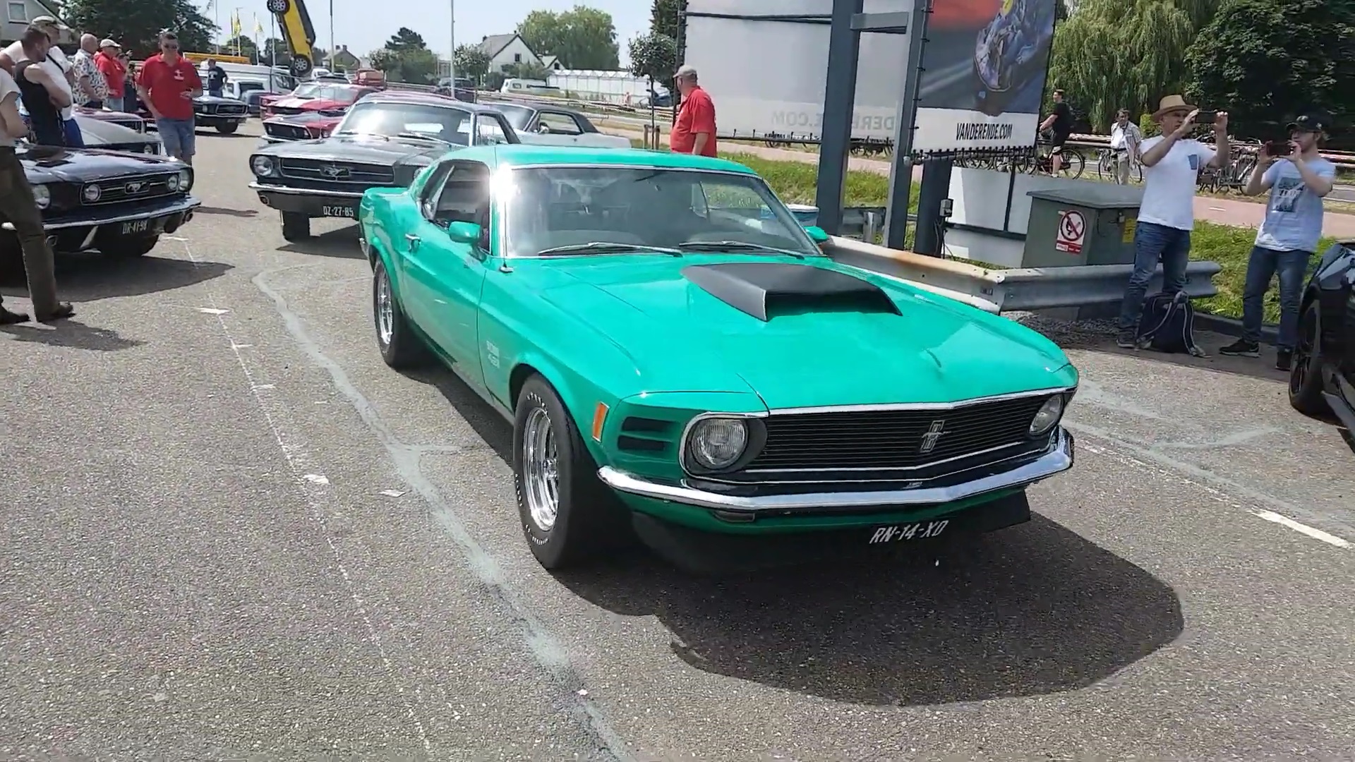 Video: 1970 Ford Mustang Boss 429 Showing Off At A Car Show