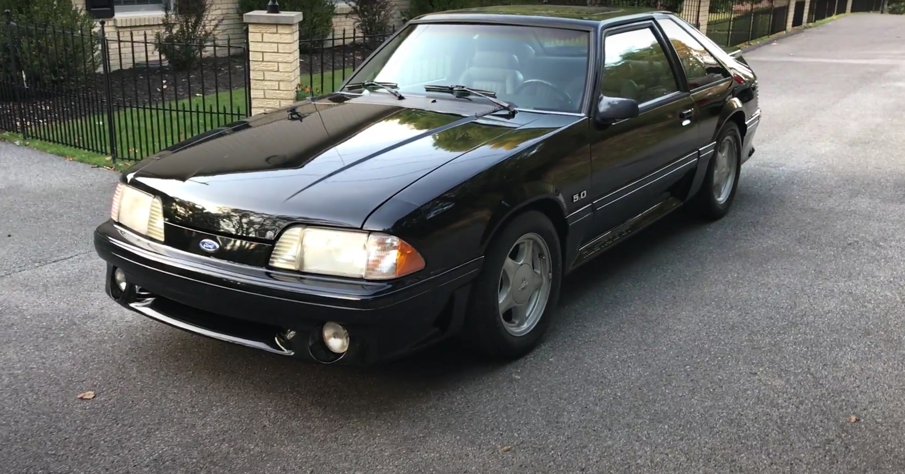 Video: 1993 Ford Mustang GT 5.0 Engine Sound + Walkaround