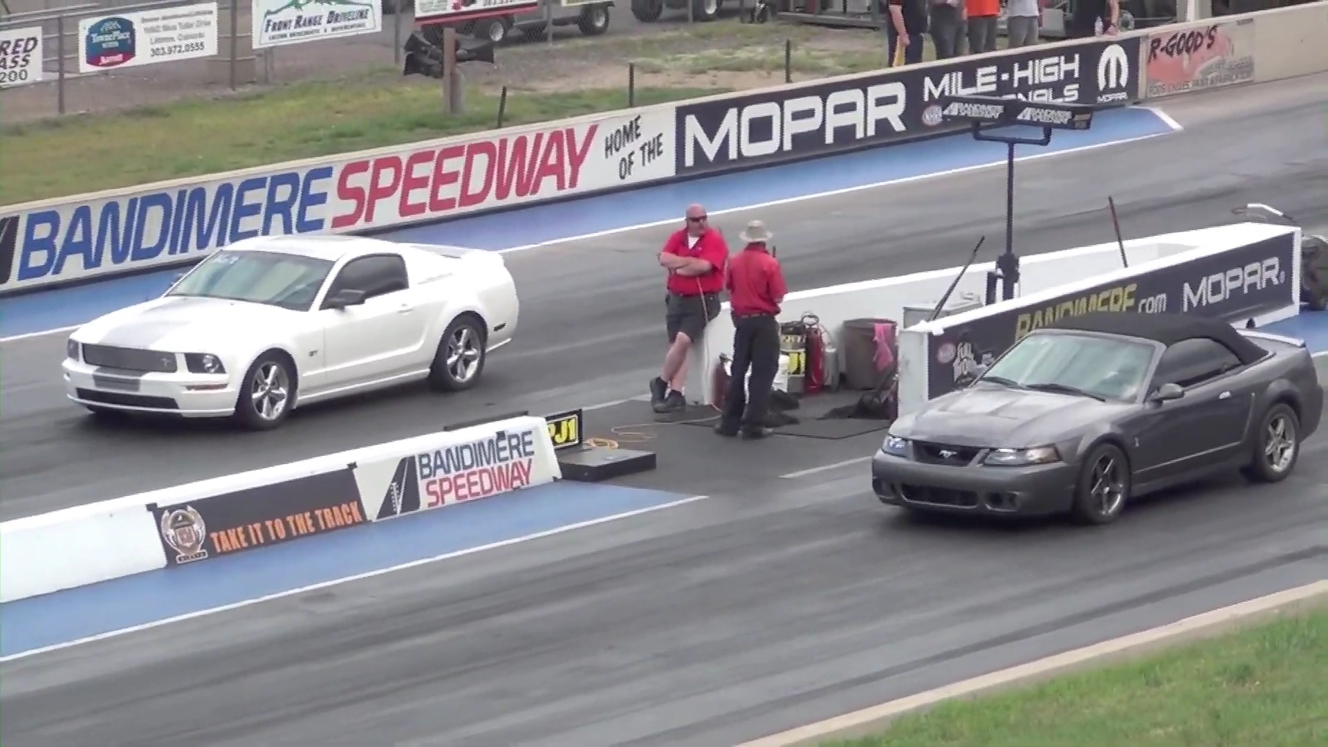 Video: 2001 Ford Mustang GT vs 2005 Ford Mustang GT Drag Race