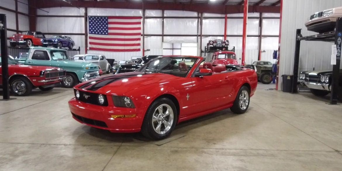 Video: Red 2005 Ford Mustang Convertible Walkaround