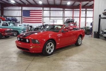 Video: Red 2005 Ford Mustang Convertible Walkaround