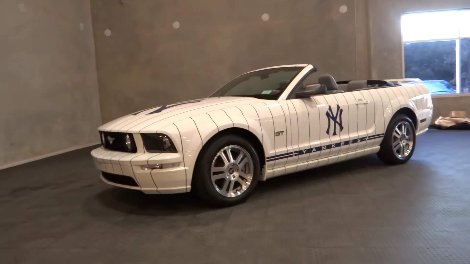 Video: 2005 Ford Mustang Yankees Limited Edition Walkaround