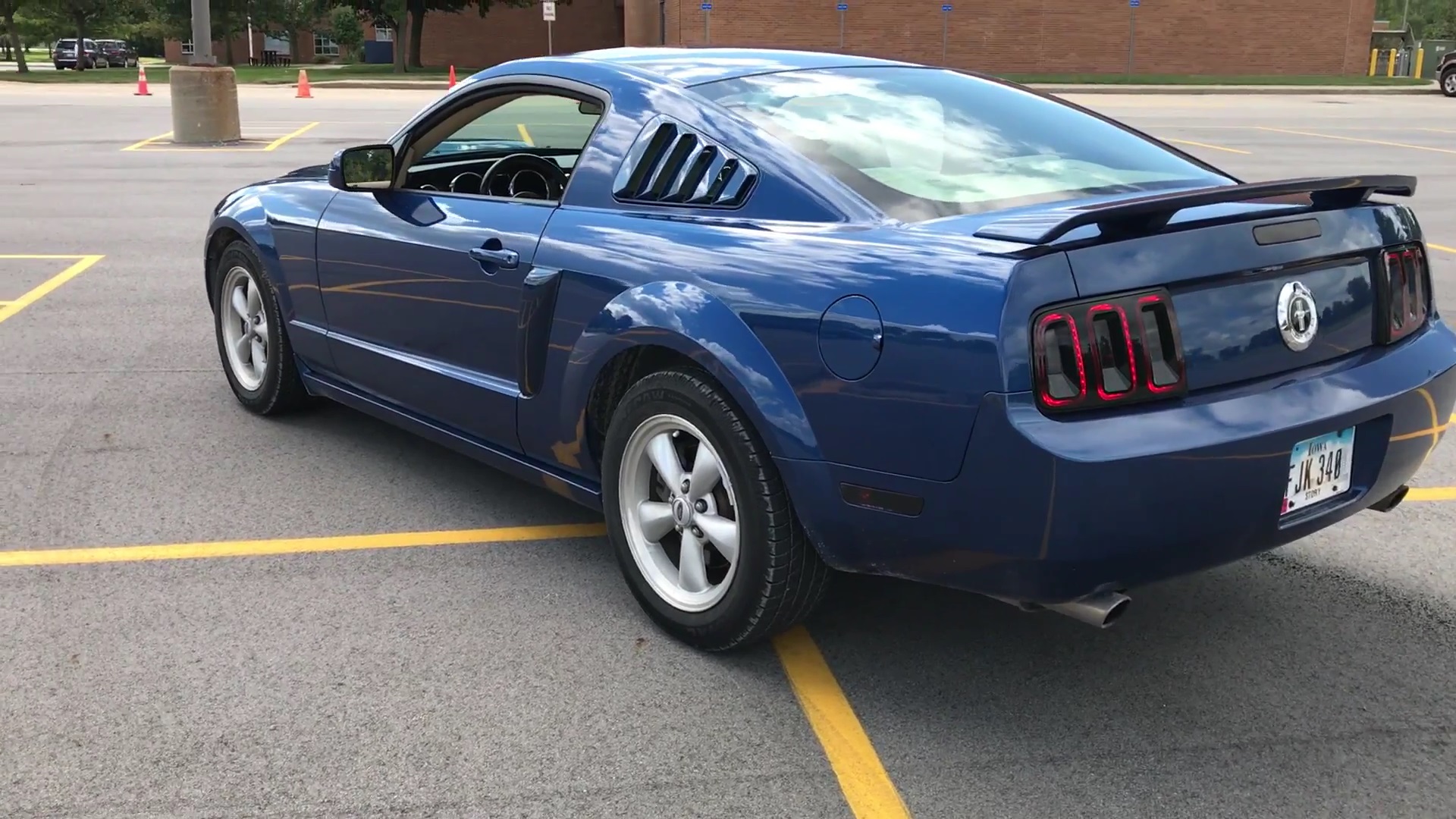 Video: 2006 Ford Mustang V6 Burnout + Walkaround