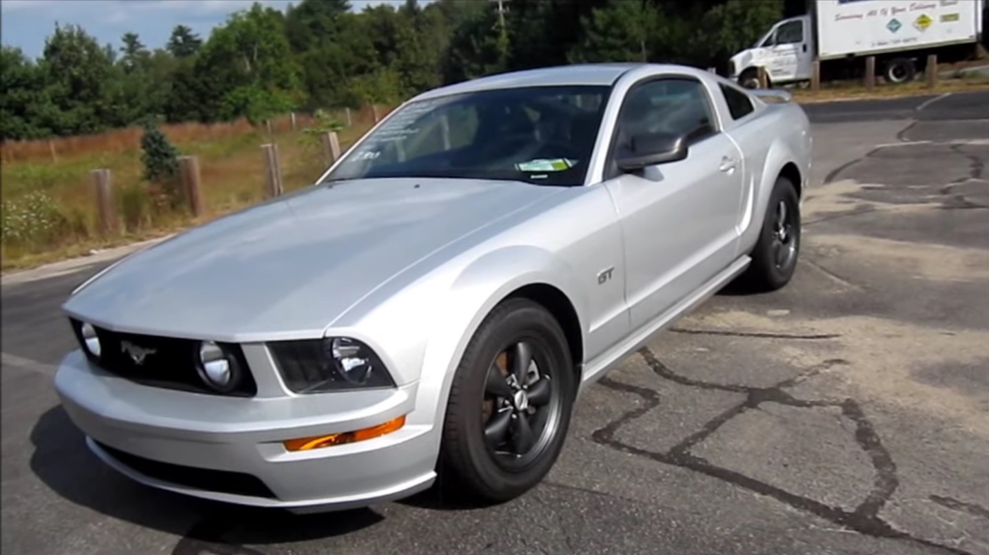 Video: 2006 Ford Mustang GT Start Up + Engine Sound