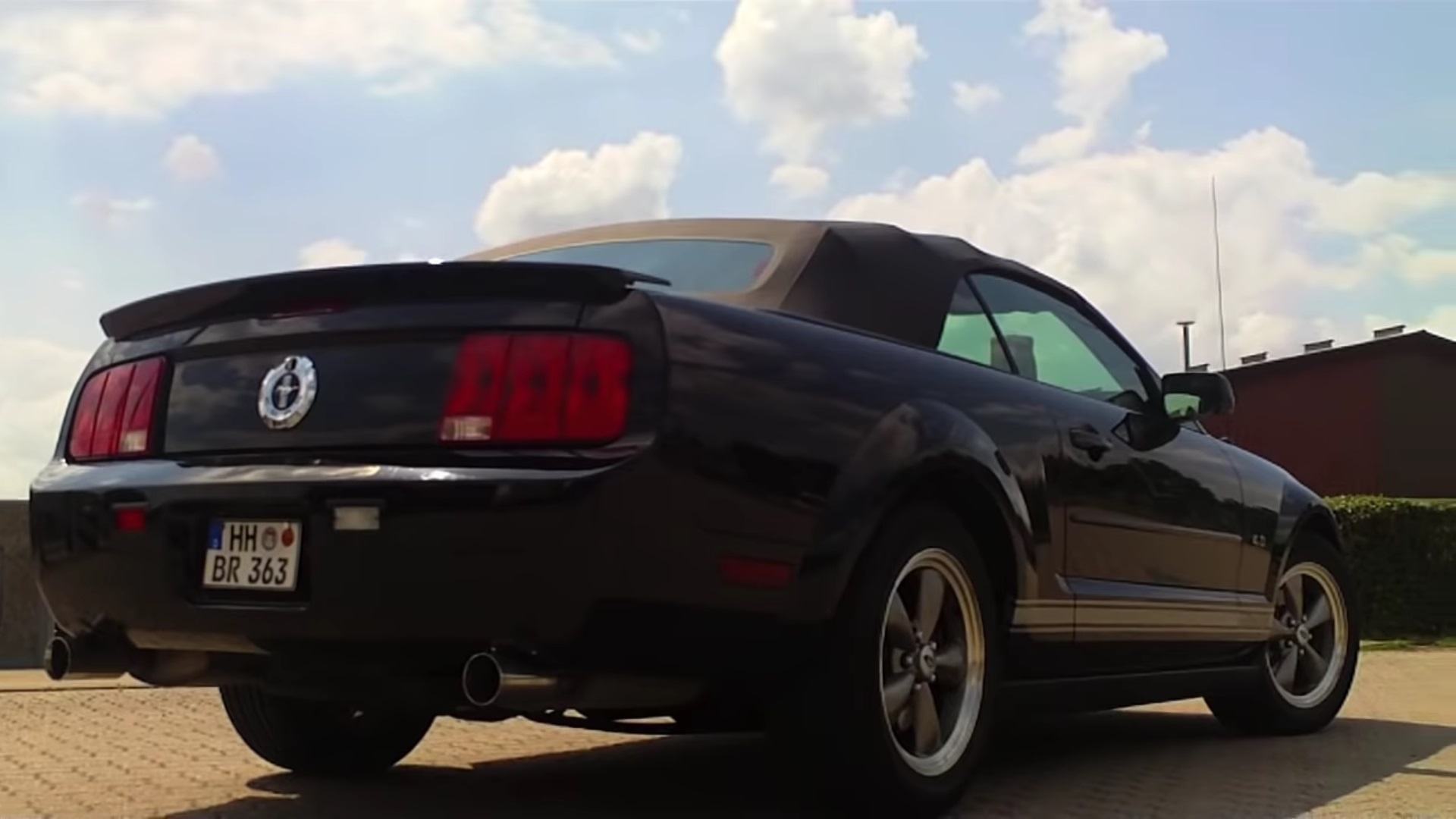 Video: 2007 Ford Mustang Walkaround + Exhaust Sound