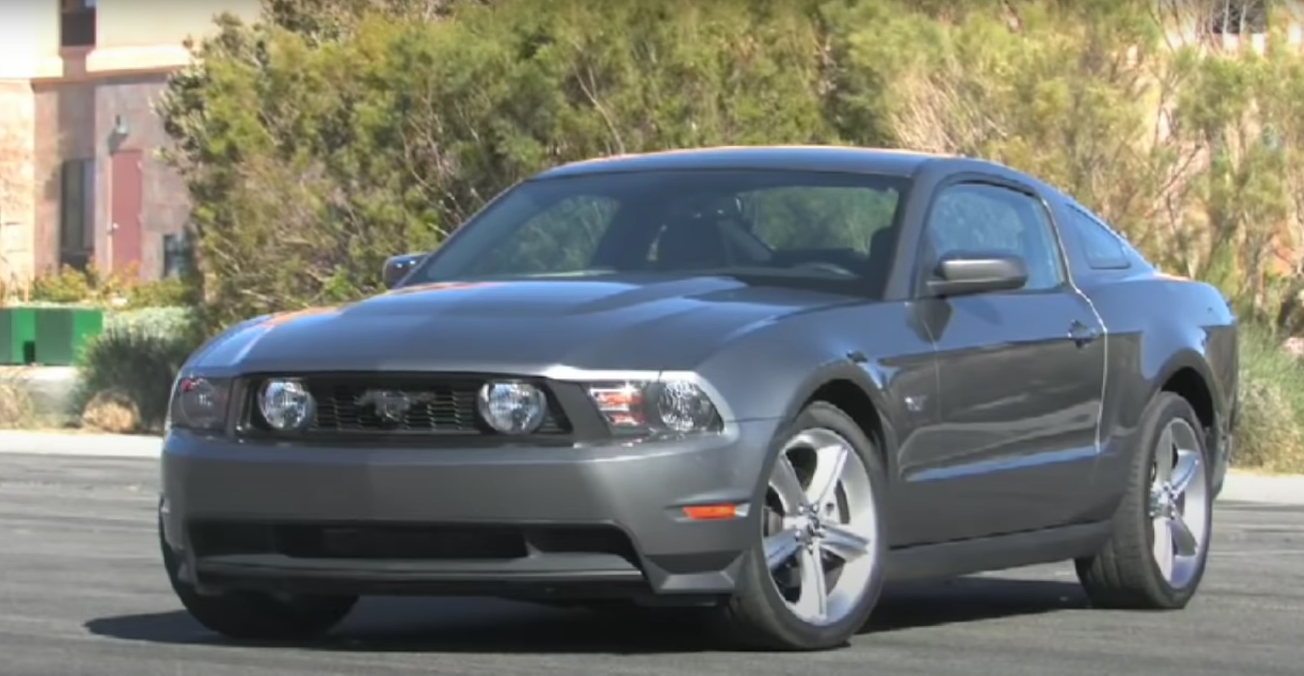 Video: 2010 Ford Mustang GT vs 2010 Chevy Camaro SS vs 2009 Dodge Challenger R/T