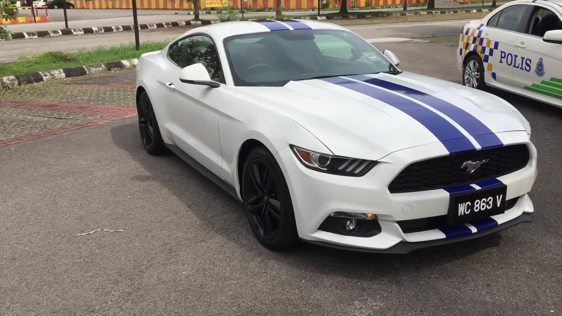 Video: 2016 Ford Mustang 2.3 Ecoboost Interior/Exterior Tour