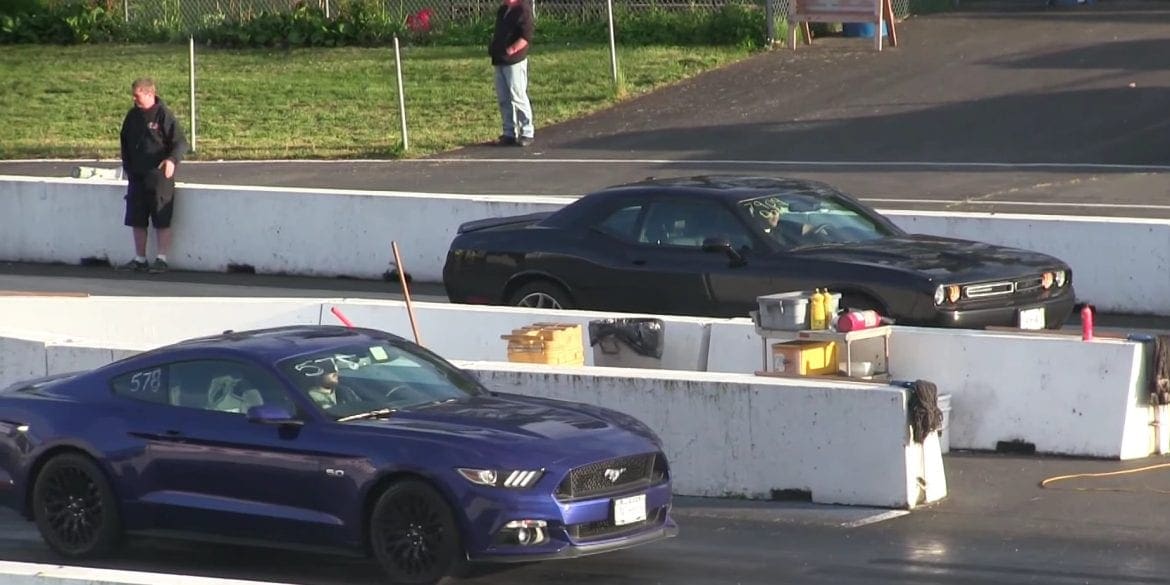 Video: 2016 Ford Mustang GT vs 2015 Challenger SXT Plus - Drag Race