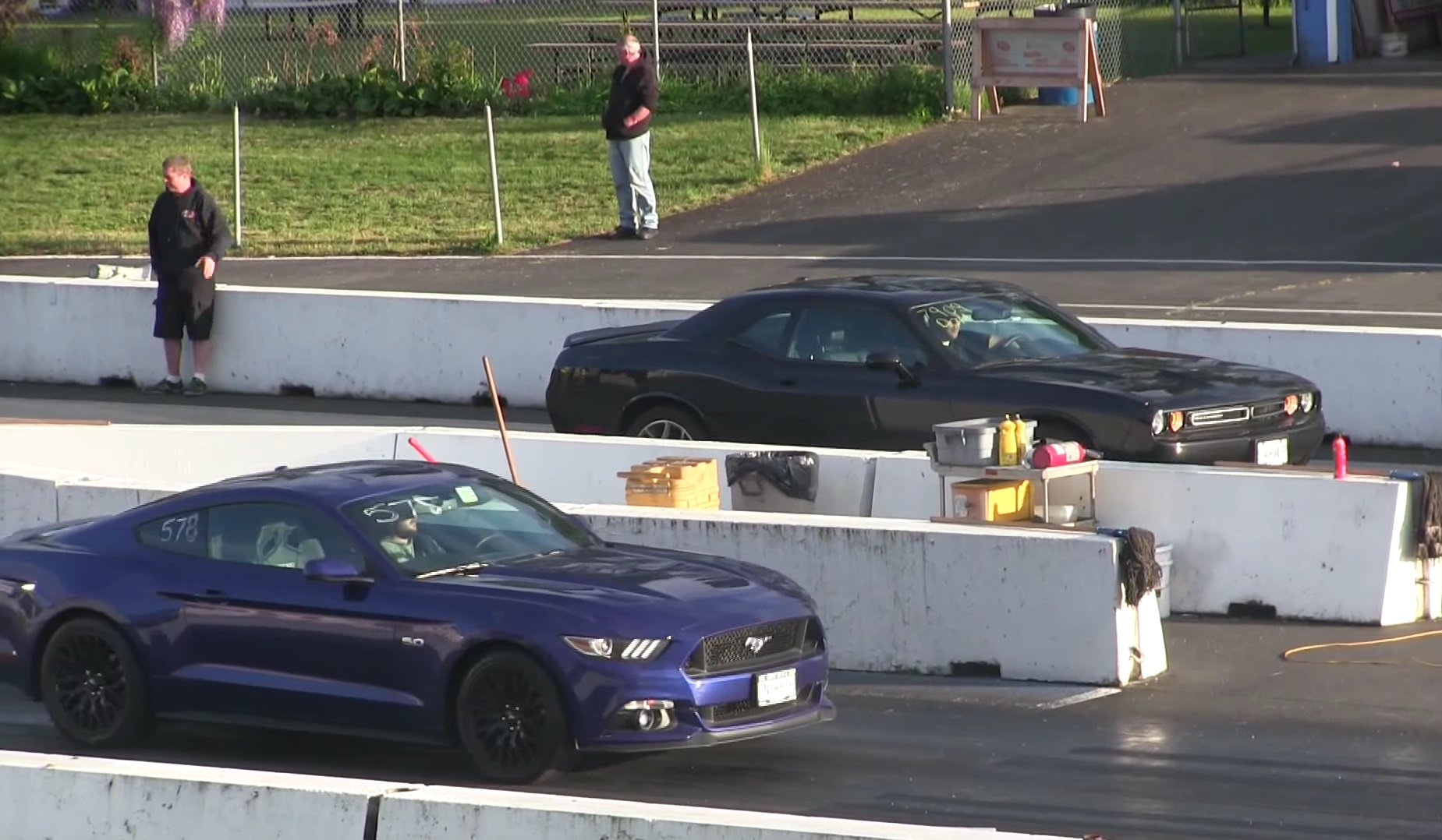 Video: 2016 Ford Mustang GT vs 2015 Challenger SXT Plus - Drag Race