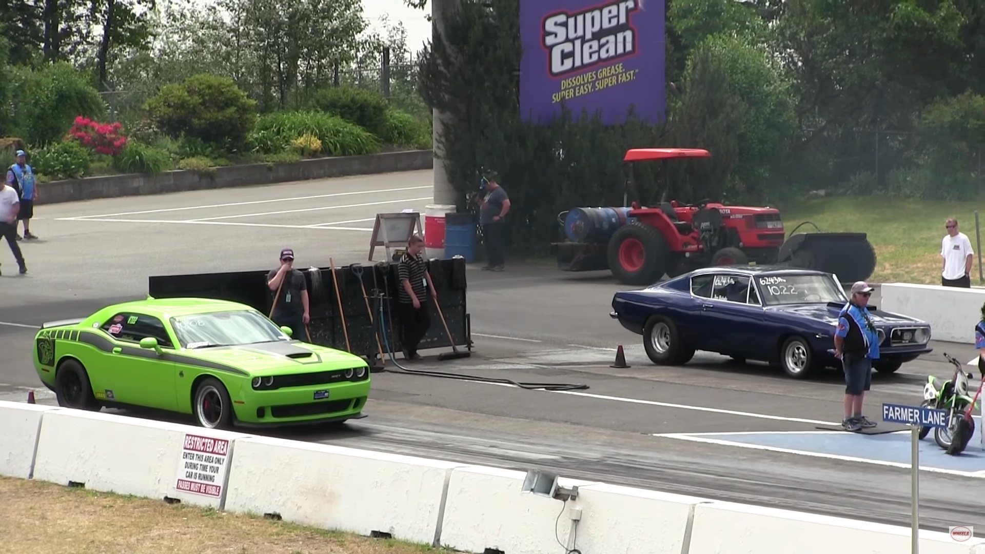 Video: 2016 Ford Mustang Cobra Jet vs 800 hp Challenger - 1/4 Mile Drag Race