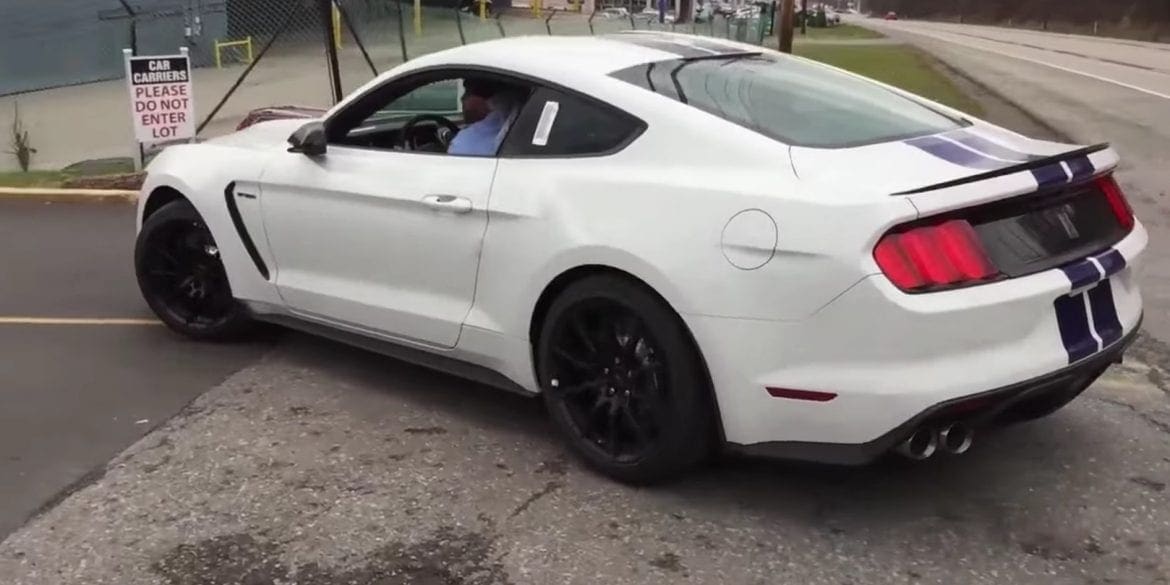 Video: 2016 Ford Mustang Shelby GT350 - Startup and Exhaust Sound - Interior Look