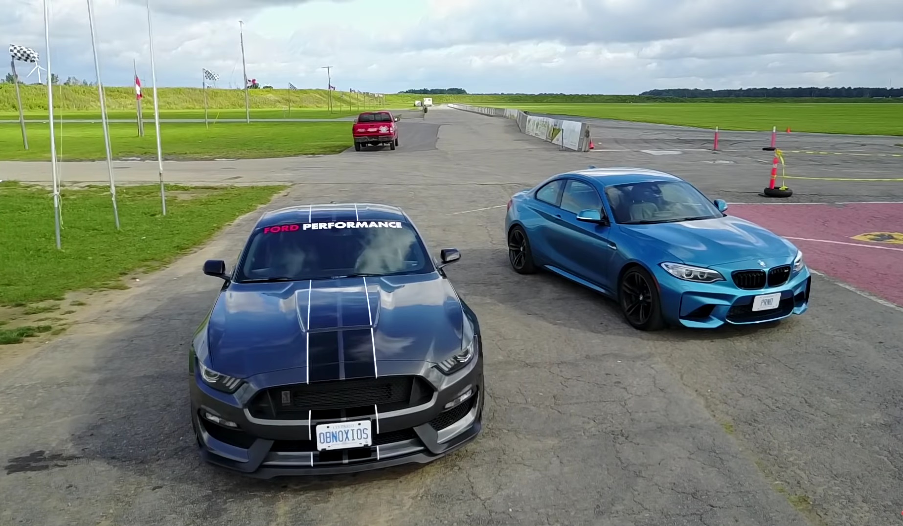 Video: 2016 Ford Mustang Shelby GT350 VS BMW M2 -Track Review