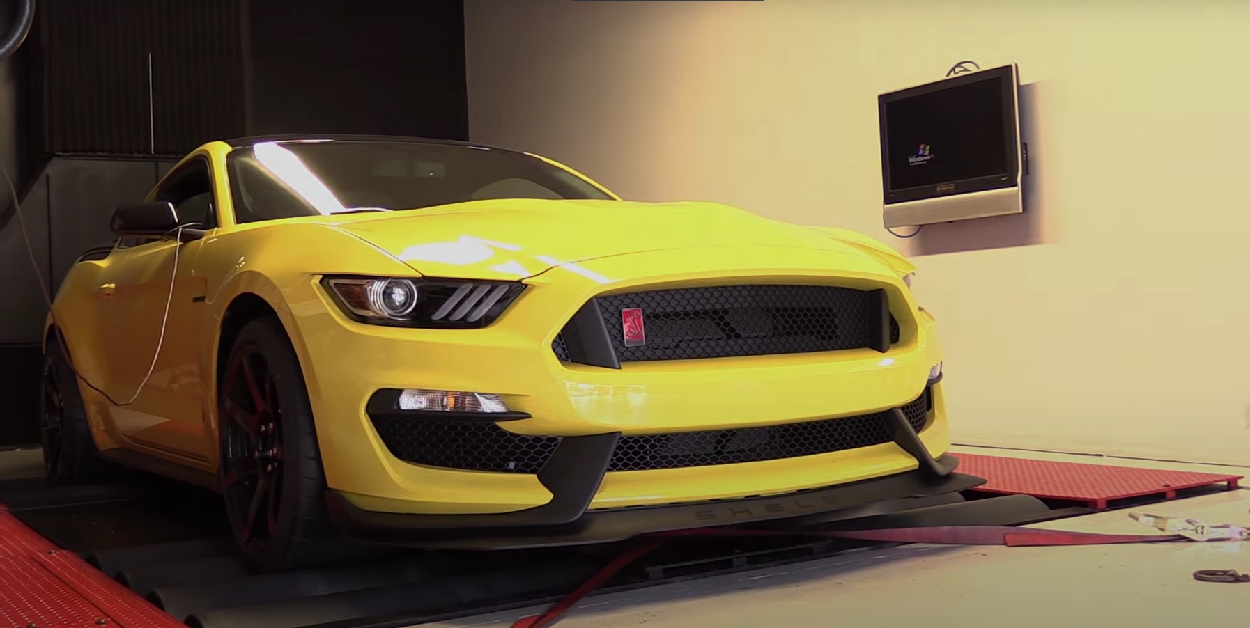 Video: 2016 Ford Mustang Shelby GT350R In-Depth Look