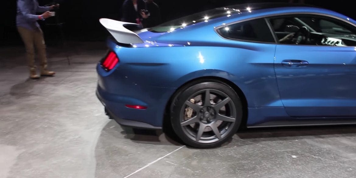 Video: 2016 Ford Mustang Shelby GT350R Loud Revs!