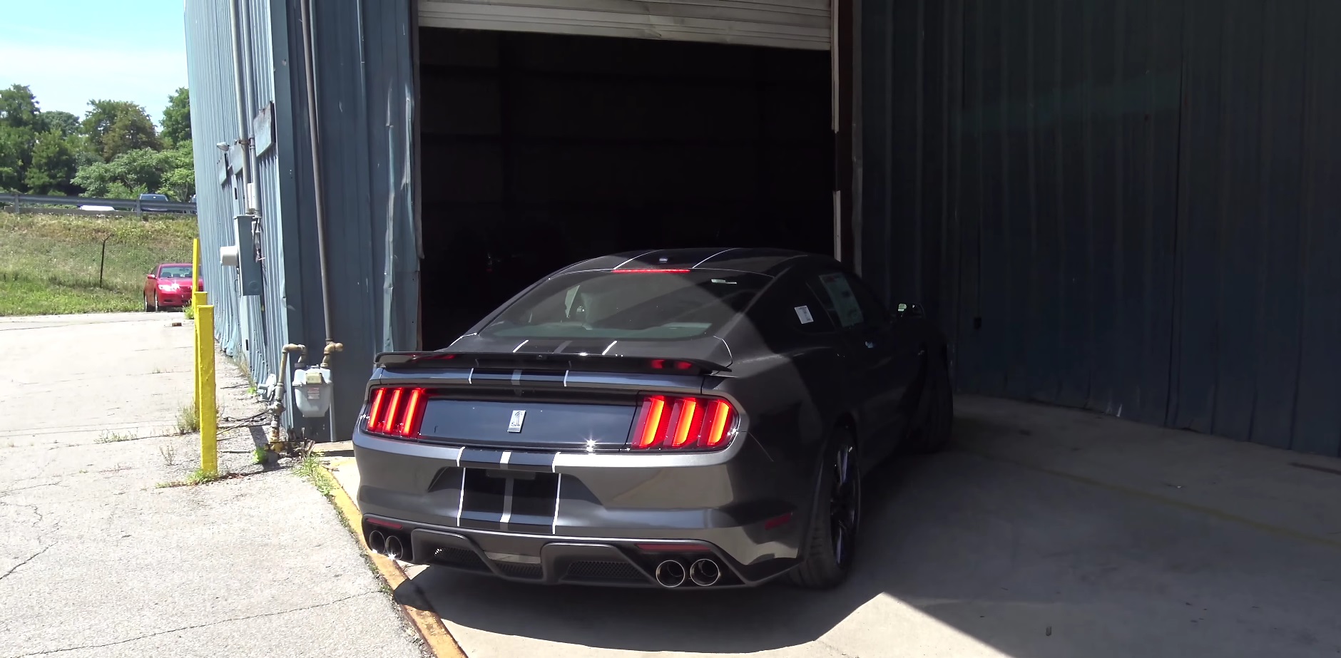 Video: 2017 Ford Mustang Shelby GT350 - Normal VS Sport Exhaust Mode Comparison