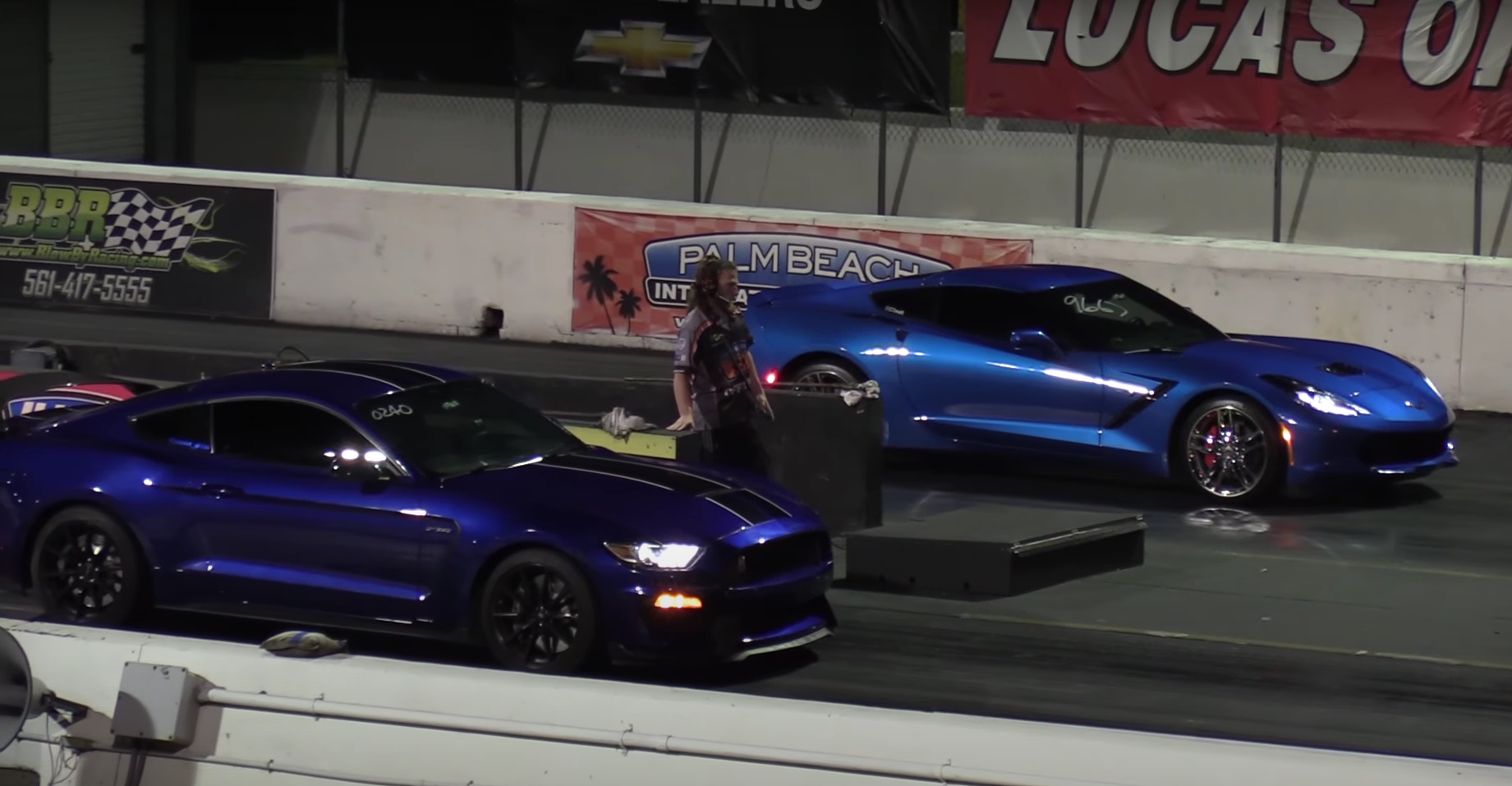 Video: 2017 Ford Mustang Shelby GT350 vs 2017 Corvette C7 - Drag Race