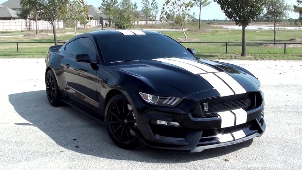 Video: 2017 Ford Mustang Shelby GT350 Driving Review - Mustang Specs